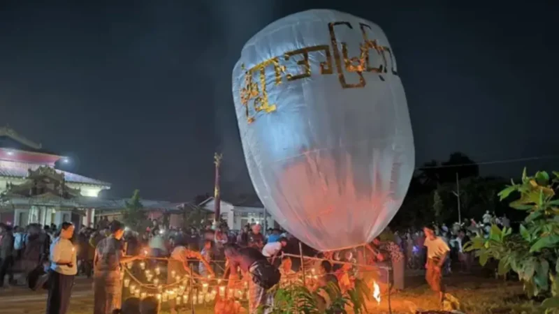 Warga di Myanmar saat merayakan festival. Sebuah perayaan serupa di Sagaing menjadi target serangan bom dari paraglider oleh militer. (Sumber: Supplied/BBC)