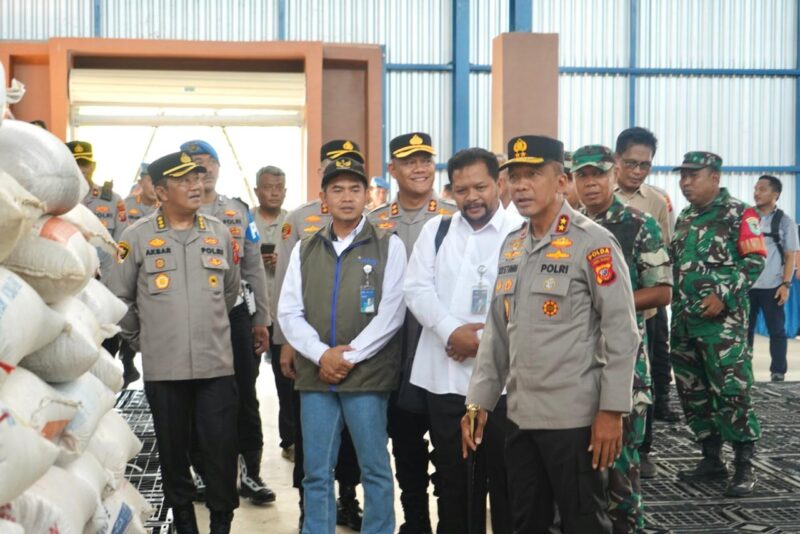 Kapolda Jawa Barat, Irjen Pol. Rudi Setiawan, memimpin langsung kegiatan tanam jagung serentak dan peresmian gudang logistik ketahanan pangan di Subang. (Sumber: Radar Bandung/Ilustrasi)