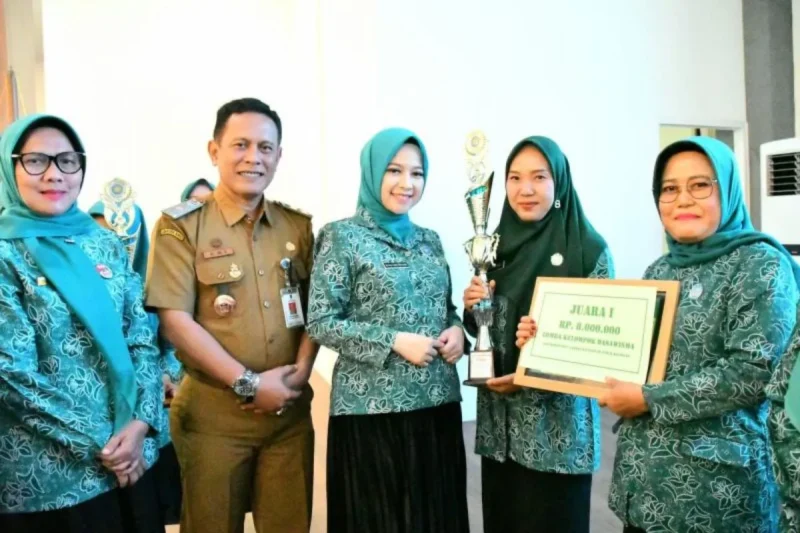 Ketua TP-PKK Kota Padang, Ny. Dian Puspita Fadly Amran, saat menyerahkan penghargaan kepada para pemenang Lomba Gerakan PKK dan Dasawisma Berprestasi. (Sumber: Antara/Ilustrasi)