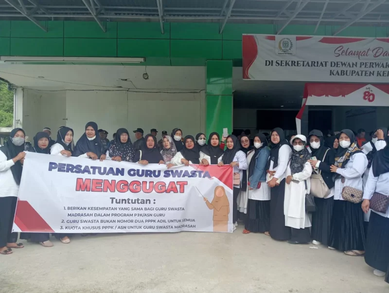 Ratusan guru honorer madrasah swasta menggelar aksi damai di depan Gedung DPRD Kerinci, menuntut kesetaraan dalam penerimaan PPPK, Rabu (1/10/2025). (Sumber: Dedi Aguspriadi/metrojambi.com)