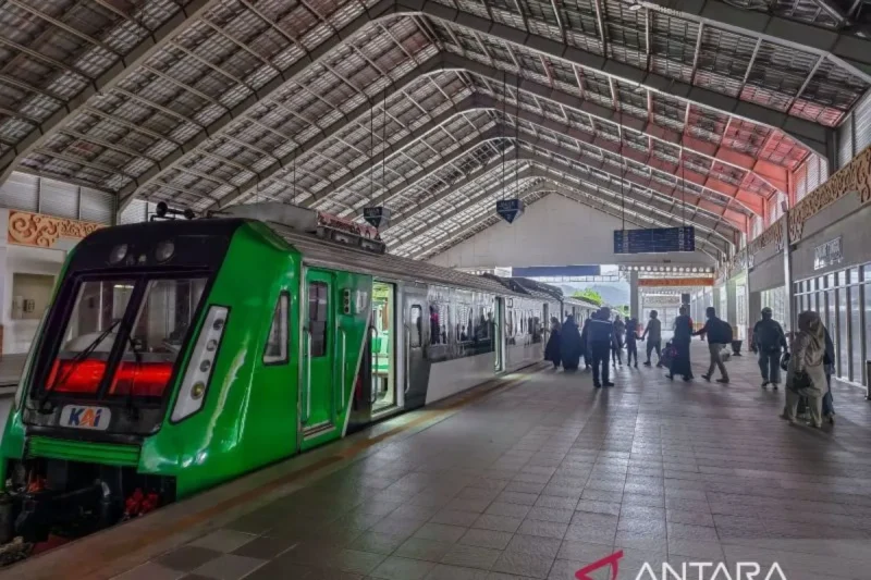  Kereta api bandara Minangkabau Ekspres berperan penting dalam mendukung sektor transportasi dan pariwisata di Sumatera Barat. (Sumber: ANTARA/HO-KAI Sumbar)