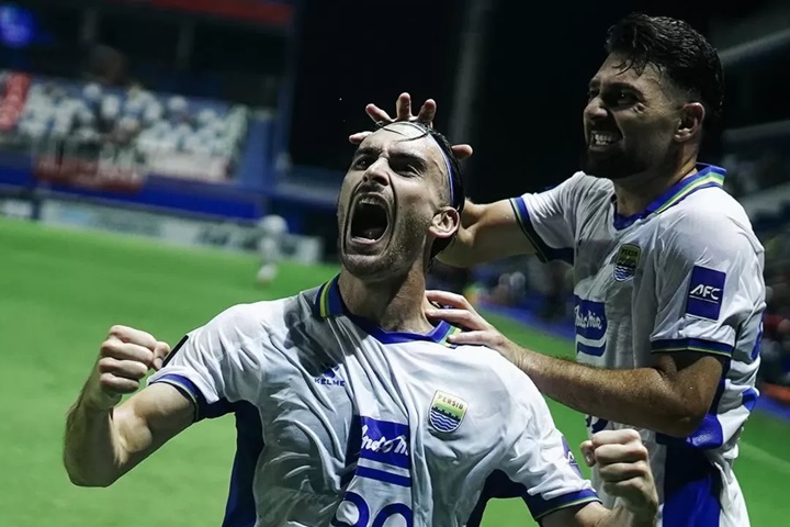 Penyerang Andrew Jung merayakan gol perdananya untuk Persib Bandung saat melawan Bangkok United di AFC Champions League Two, Rabu (1/10/2025). (Sumber: Dok: Persib)