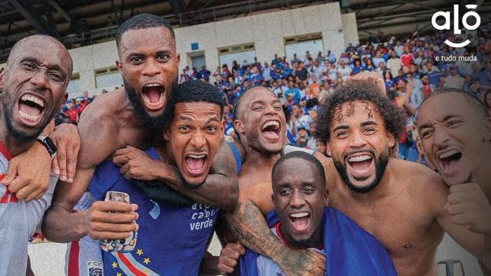 Para pemain Tanjung Verde merayakan kelolosan bersejarah mereka ke putaran final Piala Dunia 2026 setelah mengalahkan Eswatini. (Sumber: Instagram fcfcomunica/Tribunnews)