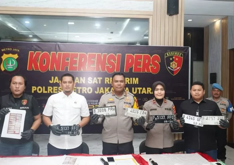 Wakapolres Metro Jakarta Utara, AKBP James H. Hutajulu, saat menunjukkan barang bukti puluhan motor hasil curian yang akan dikirim ke Jambi. (Sumber: Instagram @polrestrojakut)