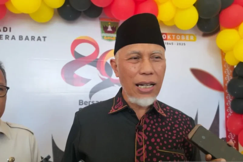 Gubernur Sumatera Barat, Mahyeldi, saat mengonfirmasi penghentian sementara dapur SPPG di Agam pasca-insiden keracunan MBG, Kamis (2/10/2025). (Sumber: ANTARA/Muhammad Zulfikar)