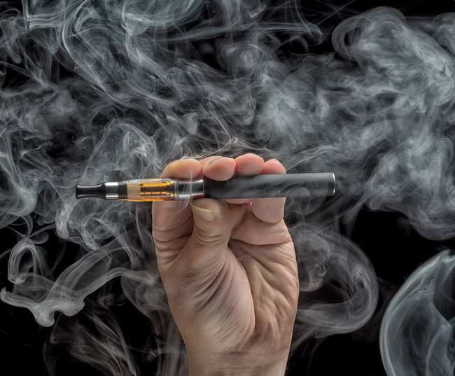 Penggunaan rokok elektrik atau vape di kalangan anak dan remaja menunjukkan tren yang mengkhawatirkan dan membawa dampak buruk bagi kesehatan. (Sumber: alodokter)