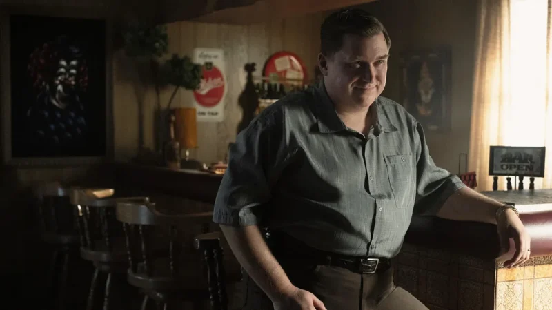 Bulan Oktober 2025 akan diramaikan oleh serial true crime John Wayne Gacy di Peacock dan film aksi Mark Wahlberg di Prime Video. (Sumber: Peacock/Prime Video)