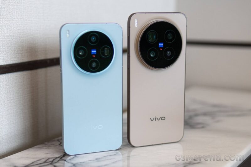 Vivo X300 Pro (kiri) dan Vivo X300 (kanan) yang kini hadir sebagai flagship utama dan flagship kompak. (Sumber: GSMArena)