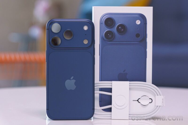 iPhone 17 Pro menandai kembalinya Apple ke desain unibody aluminium dengan sejumlah peningkatan penting di sektor kamera dan baterai. (Sumber: GSMArena)