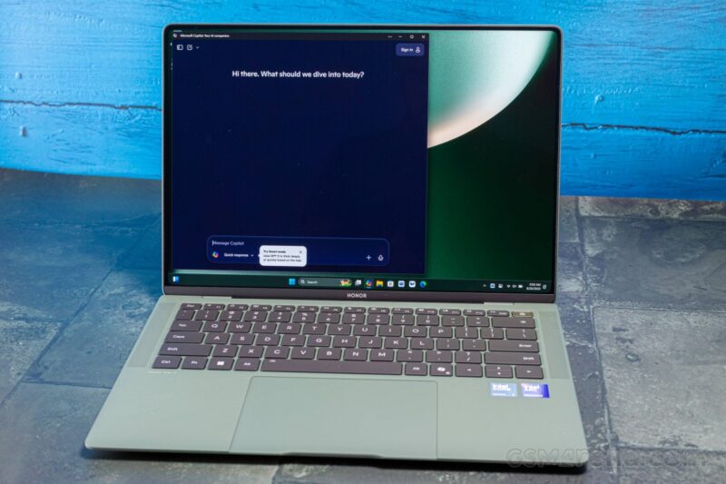 Honor MagicBook Art 14 2025 hadir dengan prosesor Intel Core Ultra 7 255H dan layar OLED 14,6 inci yang memukau. (Sumber: GSMArena)