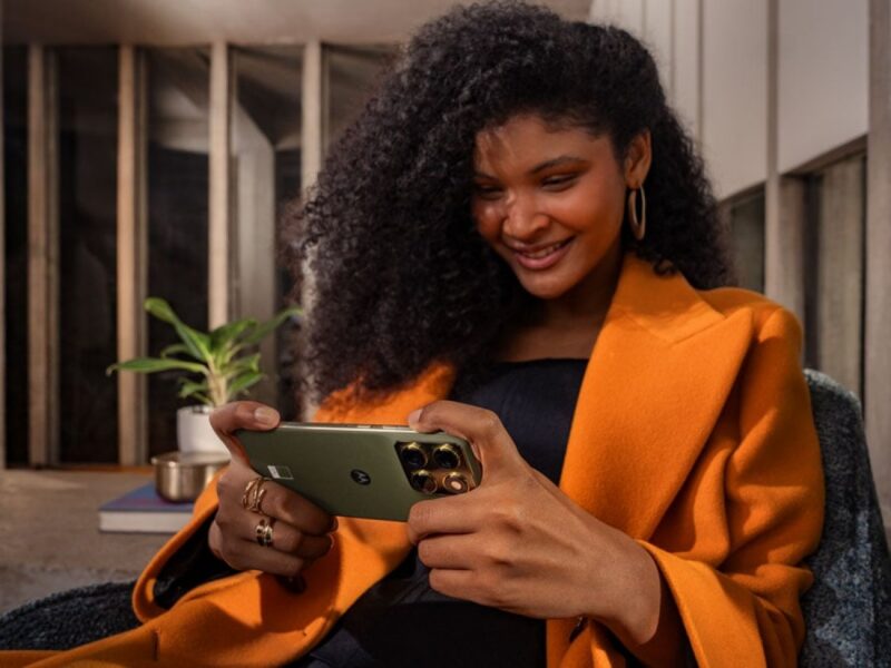 Bocoran gambar dan spesifikasi Motorola Edge 70 dalam warna Pantone Bronze Green yang muncul di situs ritel Polandia. (Sumber: GSMArena)