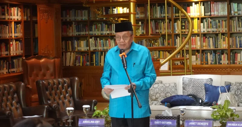 Penyair dan tokoh besar sastra Indonesia, Taufiq Ismail, menerima penghargaan pencapaian seumur hidup (lifetime achievement) dari Ubud Writers and Readers Festival (UWRF) 2025. (Sumber: Hypeabis.id)
