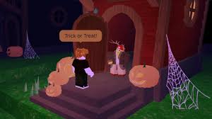 Pemain harus menggunakan Lilin Halloween untuk menyalakan rumah NPC sebelum bisa melakukan Trick or Treat di malam hari. (Foto: 99 Nights in the Forest Wiki Fandom)