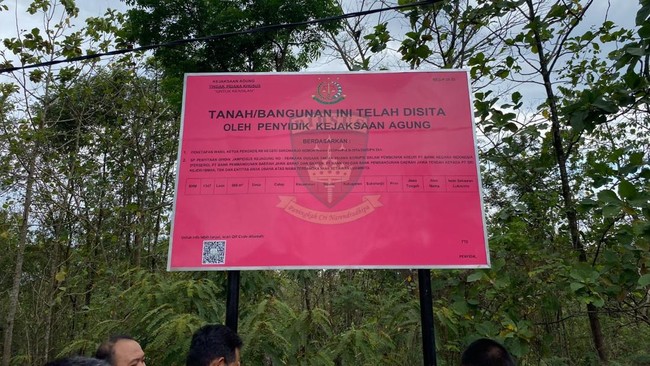 Kejaksaan Agung memasang plang penyitaan pada salah satu aset yang terkait dengan kasus dugaan korupsi dan TPPU PT Sritex. (Sumber: Arsip Kejaksaan Agung)