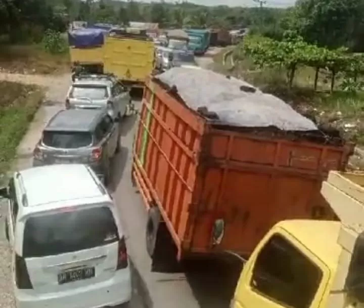 Kondisi kendaraan terjebak macet akibat aktivitas angkutan batu bara di jalan nasional di Kotoboyo, Batanghari. (Sumber: Dok Metrojambi.com)