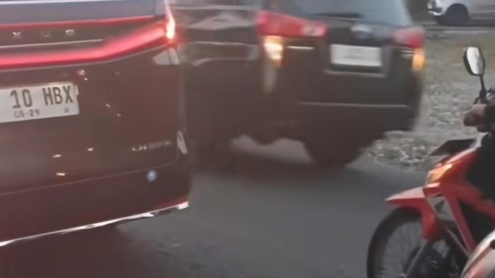 Mobil Gubernur DIY Sri Sultan Hamengku Buwono X yang viral karena disalip rombongan saat berhenti di lampu merah di Gunungkidul. (Sumber: Istimewa/detikcom)