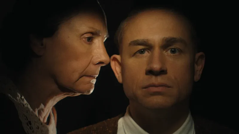 Netflix menawarkan beragam serial TV berkualitas pada Oktober 2025, mulai dari thriller horor baru hingga drama romantis yang populer. (Foto: Netflix, Laurie Metcalf and Charlie Hunnam, Monster: The Ed Gein Story)
