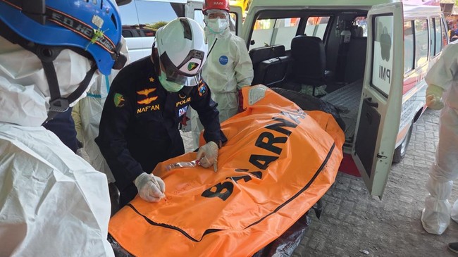 Tim SAR gabungan terus melakukan proses evakuasi dan pencarian korban di reruntuhan gedung Pondok Pesantren Al Khoziny, Sidoarjo, Senin (6/10/2025). (Sumber: SAR Surabaya)