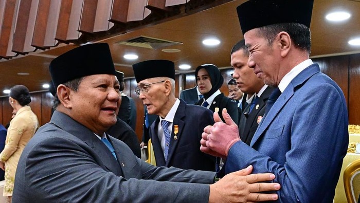 Presiden RI ke-7 Joko Widodo (Jokowi) dan Presiden Prabowo Subianto. Jokowi menyampaikan ucapan selamat ulang tahun untuk Prabowo di sela-sela kunjungannya ke UGM. (Sumber: Muchlis Jr - Biro Pers Sekretariat Presiden)
