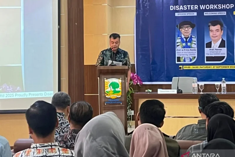 Pakar Teknik Sipil Struktur Tahan Gempa dari Universitas Andalas (UNAND), Prof. Fauzan, saat memberikan paparannya. (Sumber: ANTARA/HO-Universitas Andalas)