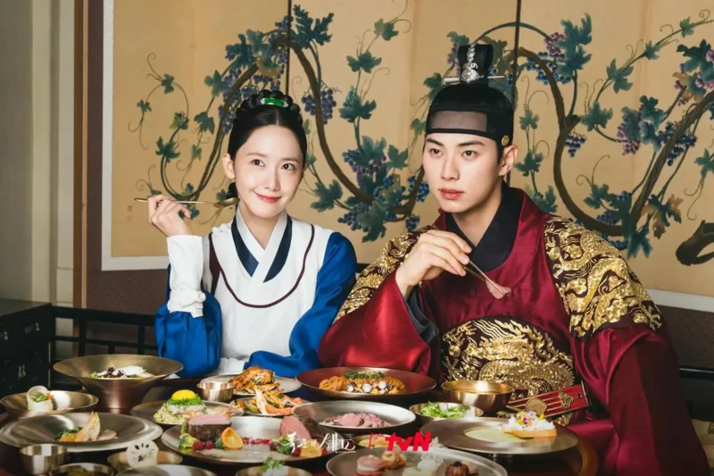 Kisah cinta antara Yeon Jiyeong (Yoona SNSD) dan Raja Yi Heon (Lee Chae Min) menjadi daya tarik utama drama 'Bon Appétit, Your Majesty'. (Sumber: imdb.com)
