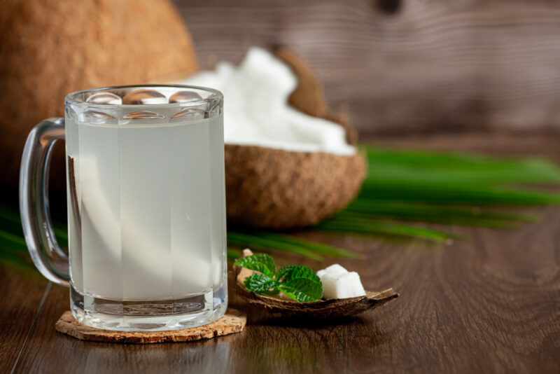 Memilih minuman yang tepat sangat penting bagi penderita GERD untuk menjaga keseimbangan pH lambung dan mencegah iritasi kerongkongan. (Sumber: Freepik.com/koransakti.co.id)