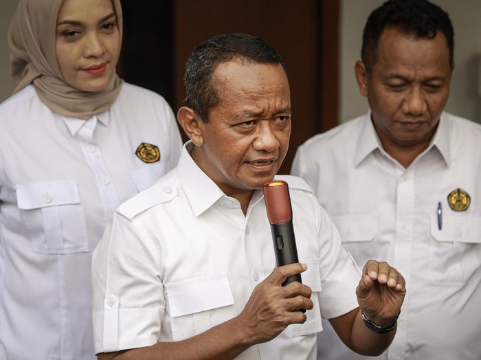 Menteri ESDM Bahlil Lahadalia melaporkan progres proyek DME pengganti LPG kepada Presiden Prabowo Subianto. (Sumber: ANTARA FOTO/Dhemas Reviyanto)