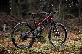 Choosing the best mountain bike (MTB) brand is crucial for comfort and performance on various terrains. (Sumber: off.road.cc)