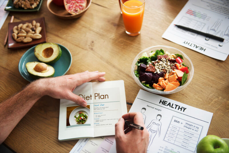 Cheating Day sering menjadi momen yang paling ditunggu para pejuang diet. Namun, tanpa kontrol yang tepat, hari kebebasan ini bisa menjadi bumerang. (Sumber: Freepik/koransakti.co.id)