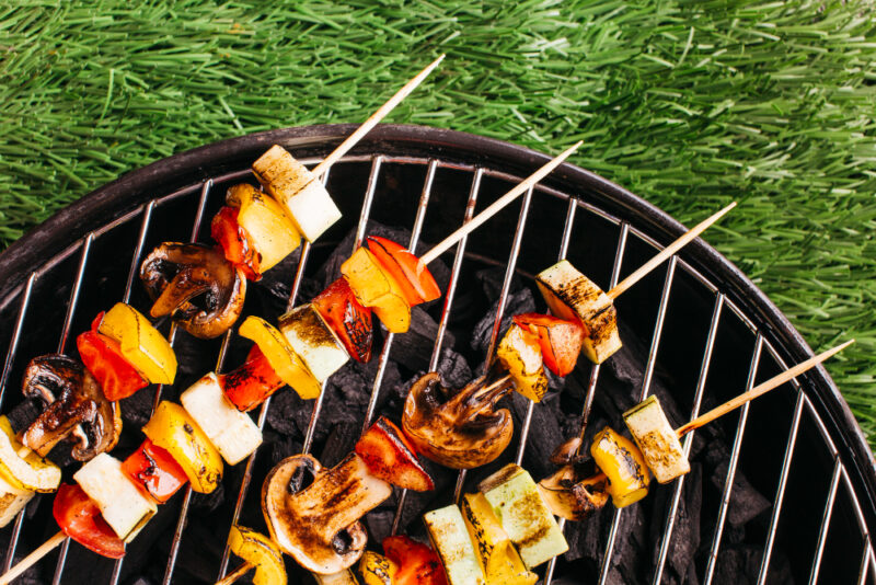 Tuan rumah tugasnya ngobrol sama tamu, bukan nangis kena asep arang! 😤 Serahkan urusan bakar-membakar pada ahlinya. Daging matang, baju tetap wangi, pesta makin seru! (Foto: Freepik/koransakti)