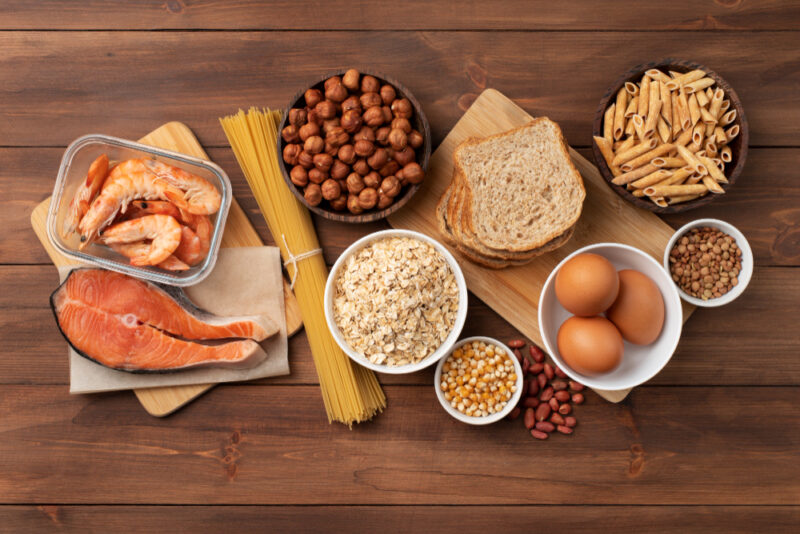 Memenuhi kebutuhan protein harian sangat penting untuk regenerasi sel dan pembentukan otot. Pilihlah sumber protein yang berkualitas. (Foto: Freepik/koransakti.co.id)