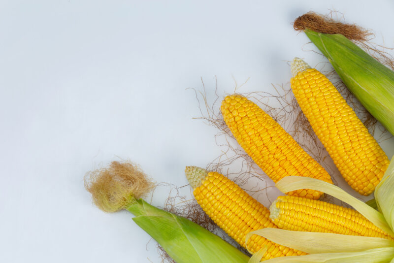 Yang lain sibuk nyari jagung di pasar, kamu tinggal duduk manis nunggu pesanan datang. Paket anti-ribet ini dijamin laris manis pas malam tahun baru! 🌽🔥. (Foto: Freepik/koransakti)