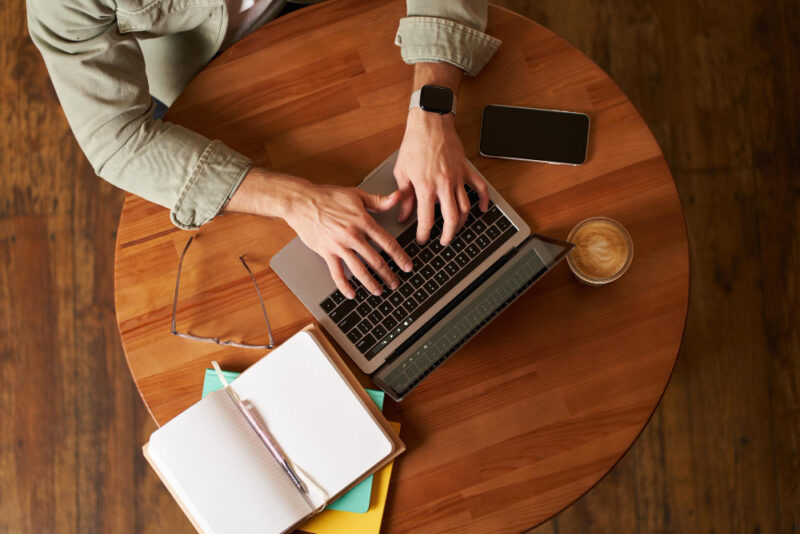 Kerja remote atau freelance kini menjadi pilihan favorit mahasiswa dan karyawan untuk mencari penghasilan tambahan yang fleksibel. (Sumber: Freepik/koransakti.co.id)