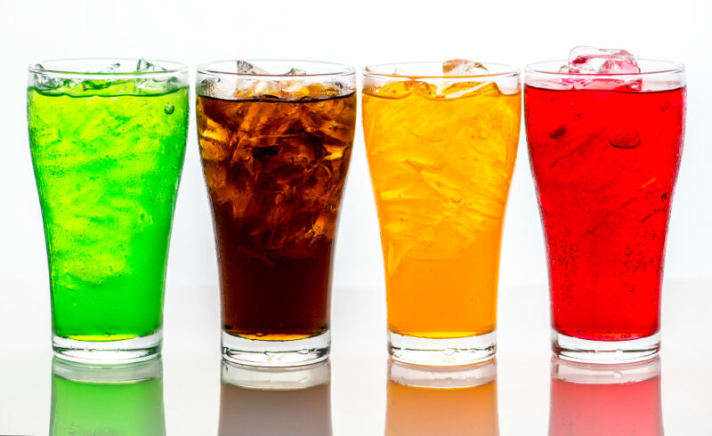 Seger sih, tapi kok lidah kayak disetrum ya? ⚡ Ternyata desis soda itu mengaktifkan sensor rasa sakit di mulut lho! Kenapa manusia malah doyan disakitin gini? (Foto