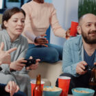 Bermain game bersama teman (mabar) di akhir pekan kini bisa jadi ladang cuan. Menang dapat hadiah, kalah tetap senang. (Sumber: Freepik/koransakti.co.id)