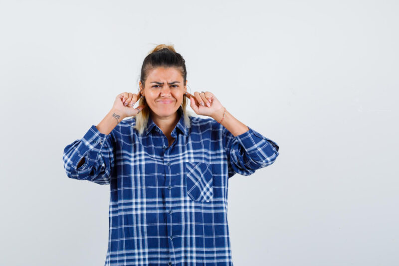 Padahal udah nggak didengerin, tapi nadanya masih konser terus di otak. Namanya 'Earworm' alias cacing telinga, Gaes! Pernah ngalamin? (Foto: Freepik/koransakti)