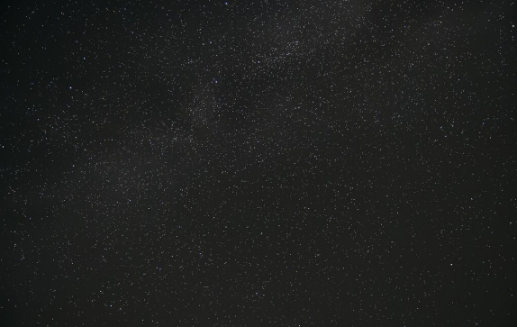 Menatap langit malam sama dengan menatap nenek moyang kita sendiri. Kita adalah cara alam semesta mengenali dirinya. (Foto: Freepik/koransakti)