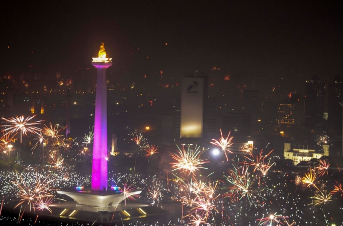 Ledakan cahaya di angkasa bukanlah sihir, melainkan 'tarian' atom-atom logam yang melepaskan energi untuk menyambut tahun baru. (Foto: IDN Times/Koransakti)