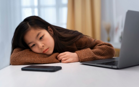 Giliran momen manis, lupa dalam sehari. Giliran momen pahit, ingetnya seumur hidup. 😫 Otak kita emang drama queen banget! Yuk kenalan sama fitur purba yang namanya 'Negativity Bias'. (Foto: Freepik/koransakti)
