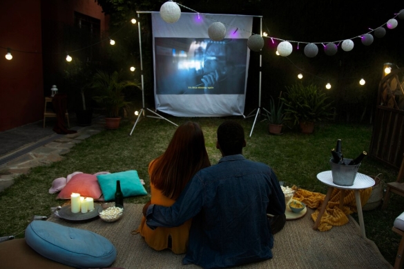 Bioskop pindah ke rumah! 🎬 Suasana cozy kayak gini yang dicari orang pas tahun baru. Modal proyektor mini doang, yang ngantre sewa bisa panjang banget lho! (Foto: Freepik/koransakti)