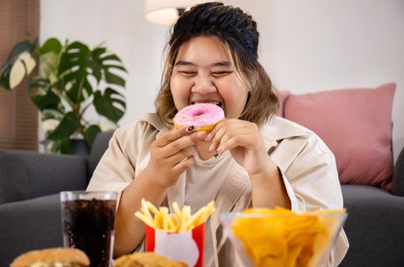 Resolusi: Diet sehat. 🥗 Realita 1 Januari: Hajar mie instan pake telor! 🍜 Siapa yang gini? Tenang, itu bukan kamu yang lemah iman, tapi hormon Ghrelin lagi pesta pora di otak! (Foto: Freepik/koransakti)