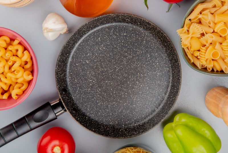 Teflon atau PTFE adalah zat dengan koefisien gesek terendah. Saking licinnya, cicak pun bakal tergelincir kalau berjalan di atasnya. (Foto: Freepik/koransakti.co.id)