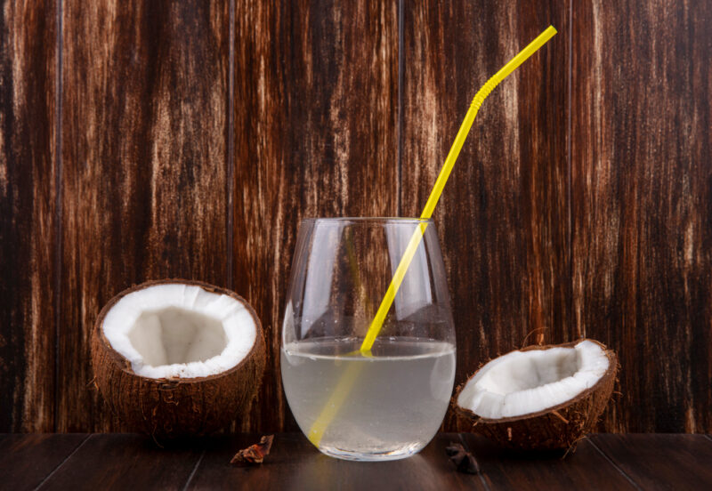 Air kelapa mengandung keseimbangan elektrolit yang sangat unik, menjadikannya minuman pemulih hidrasi terbaik yang disediakan oleh alam. (Foto: Freepik/koransakti.co.id)