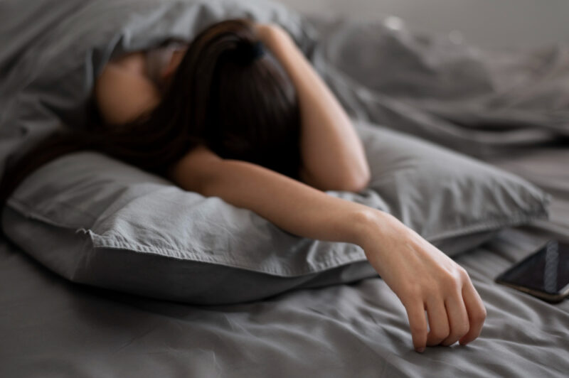 Fenomena ketindihan sering dikaitkan dengan hal mistis, padahal ini adalah gangguan tidur yang disebut Sleep Paralysis. (Foto: Freepik/koransakti)