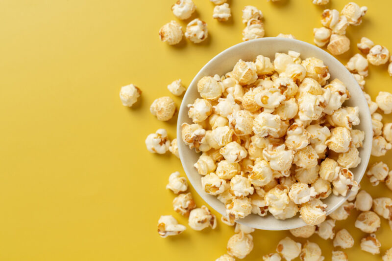 Popcorn meledak karena tekanan uap air di dalam bijinya mencapai suhu 180°C. Cangkangnya pecah, dan pati di dalamnya