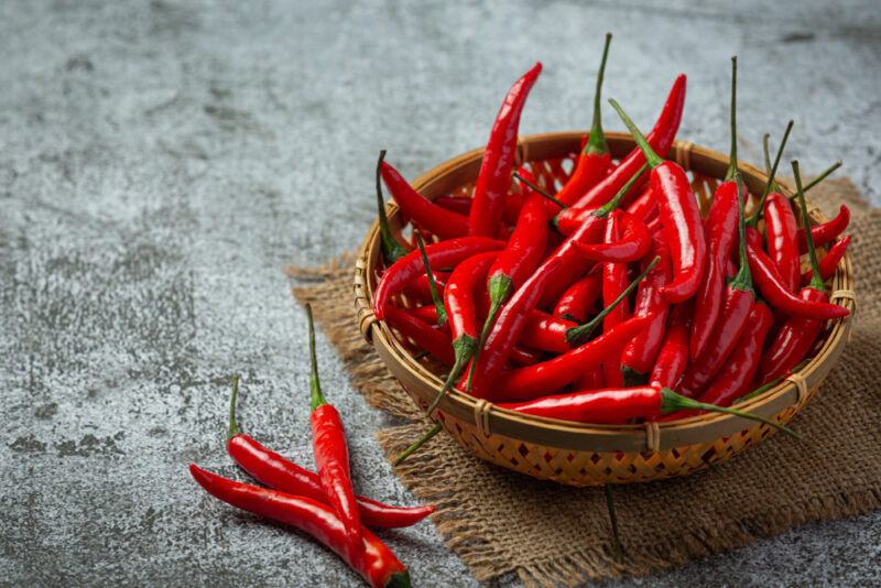 Rasa pedas yang kita rasakan sebenarnya adalah manipulasi sinyal otak oleh zat kimia bernama Capsaicin yang menipu reseptor panas tubuh. (Foto: Freepik/koransakti.co.id)