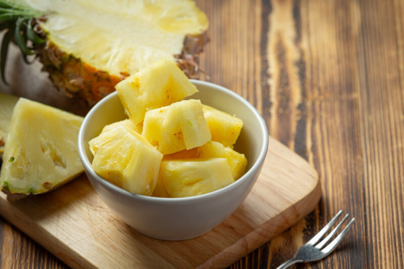 Rasa gatal saat makan nanas disebabkan oleh enzim Bromelain yang memecah protein di permukaan lidah dan mulut kita. (Foto: Freepik/koransakti.co.id)
