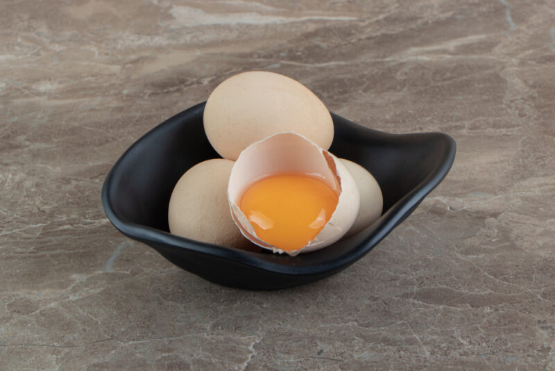 Lingkaran hijau pada kuning telur adalah tanda Overcooked. Reaksi antara Sulfur dan Zat Besi menghasilkan senyawa FeS yang tidak berbahaya tapi baunya kurang sedap. (Foto:Freepik/koransakti.co.id)