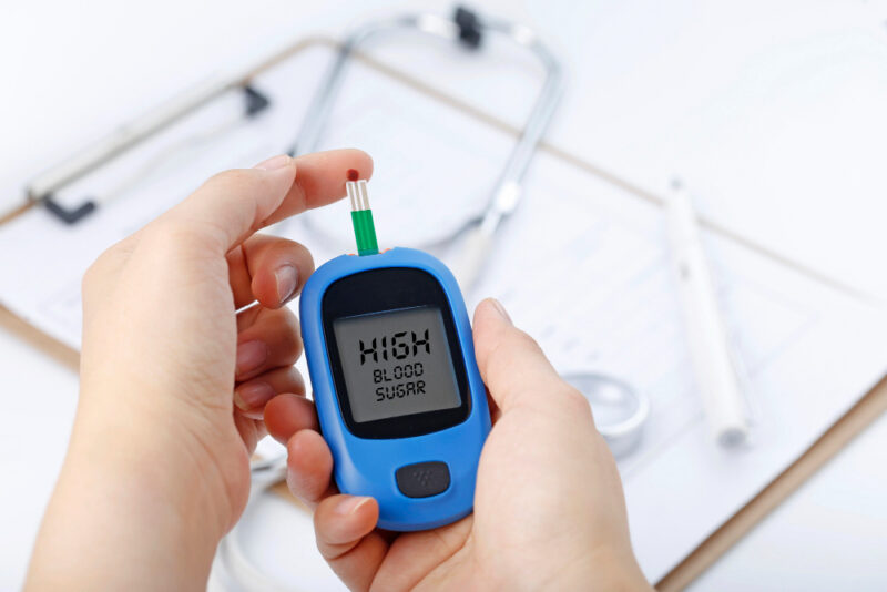Diabetes terjadi ketika tubuh gagal memproses gula menjadi energi, menyebabkan penumpukan kadar gula dalam darah yang merusak organ tubuh. (Foto: Freepik/koransakti.co.id)