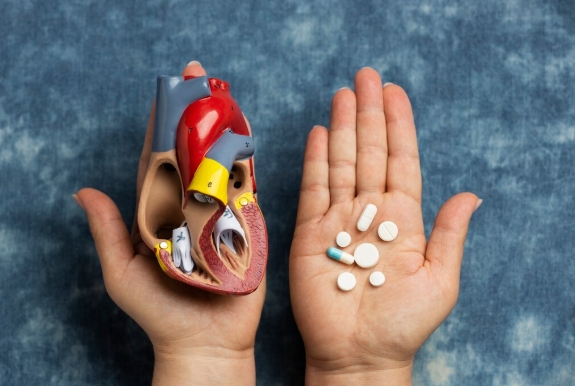 Penumpukan kolesterol jahat (LDL) di dinding arteri dapat menghambat aliran darah ke jantung dan otak, memicu risiko stroke mendadak. (Foto: Freepik/koransakti.co.id)